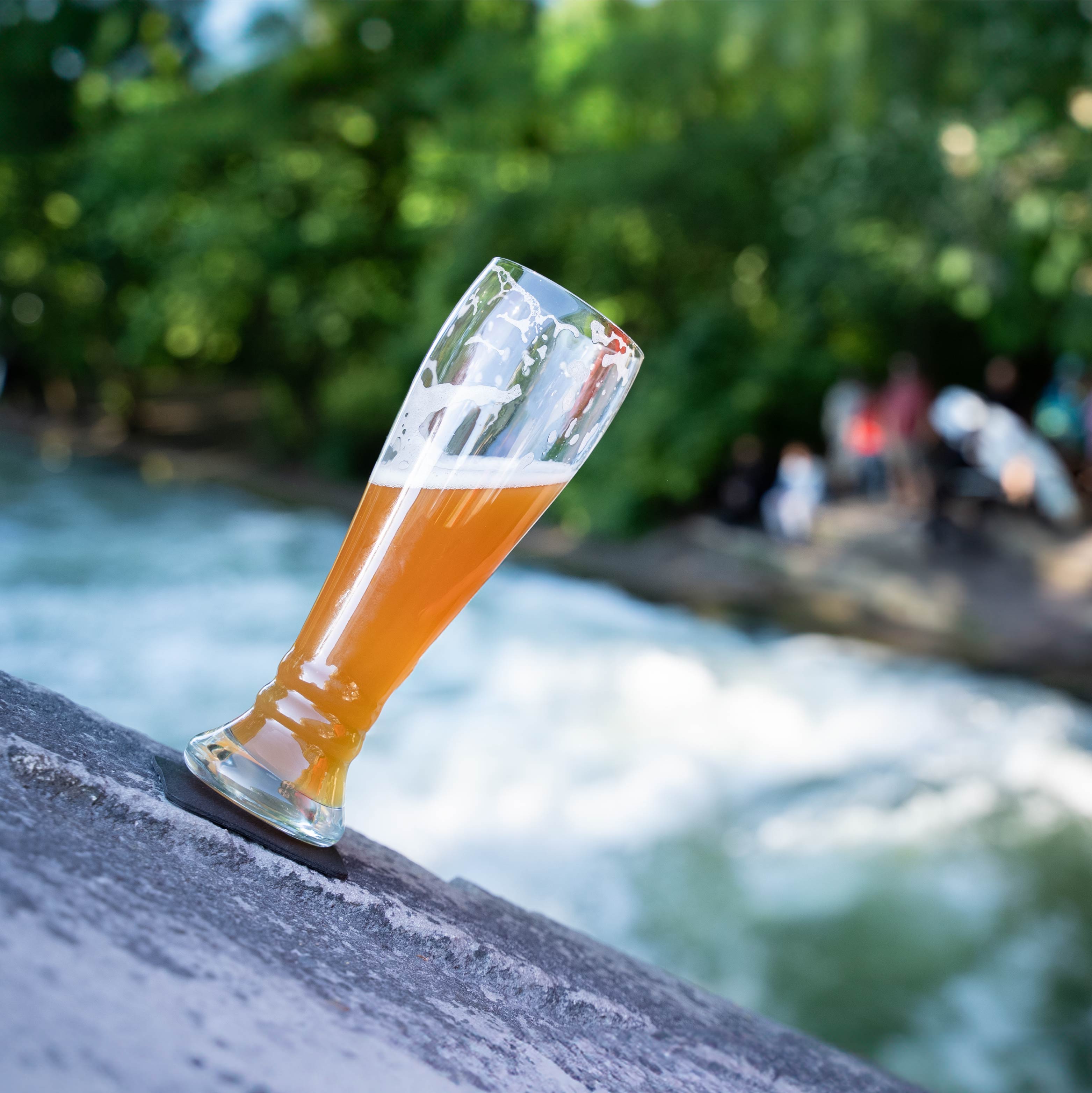 Weizenbier mit Magnet auf Pad in Schräglage abgestellt