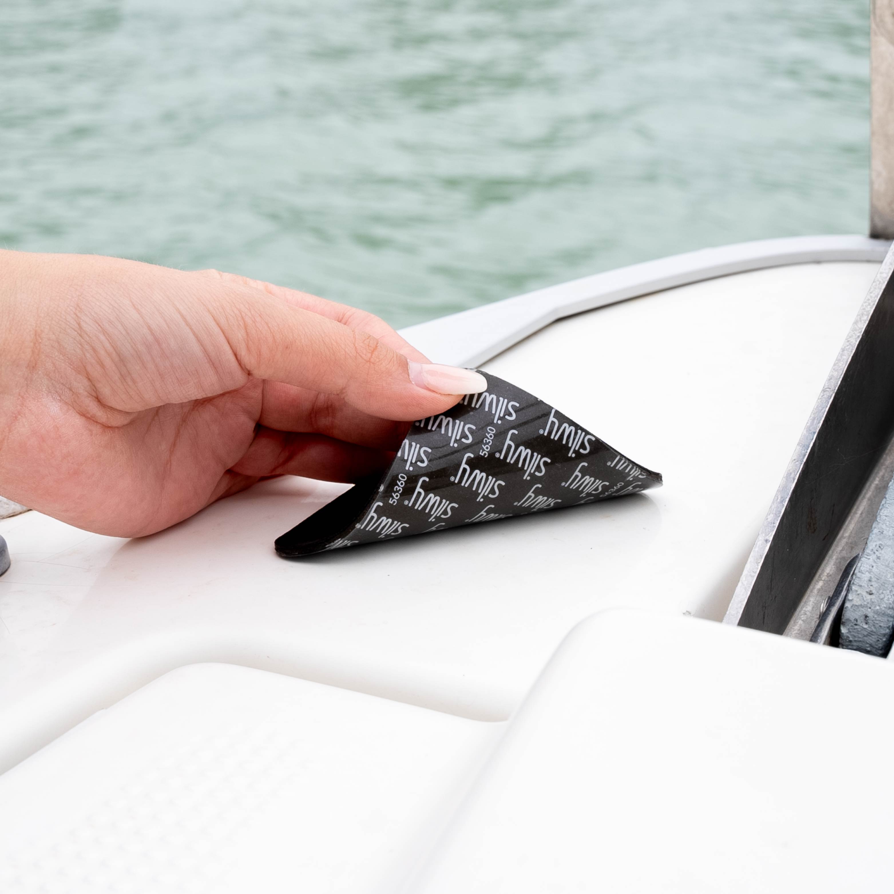 Abziehen von Metall-Nano-Gel-Pad schwarz auf Boot 