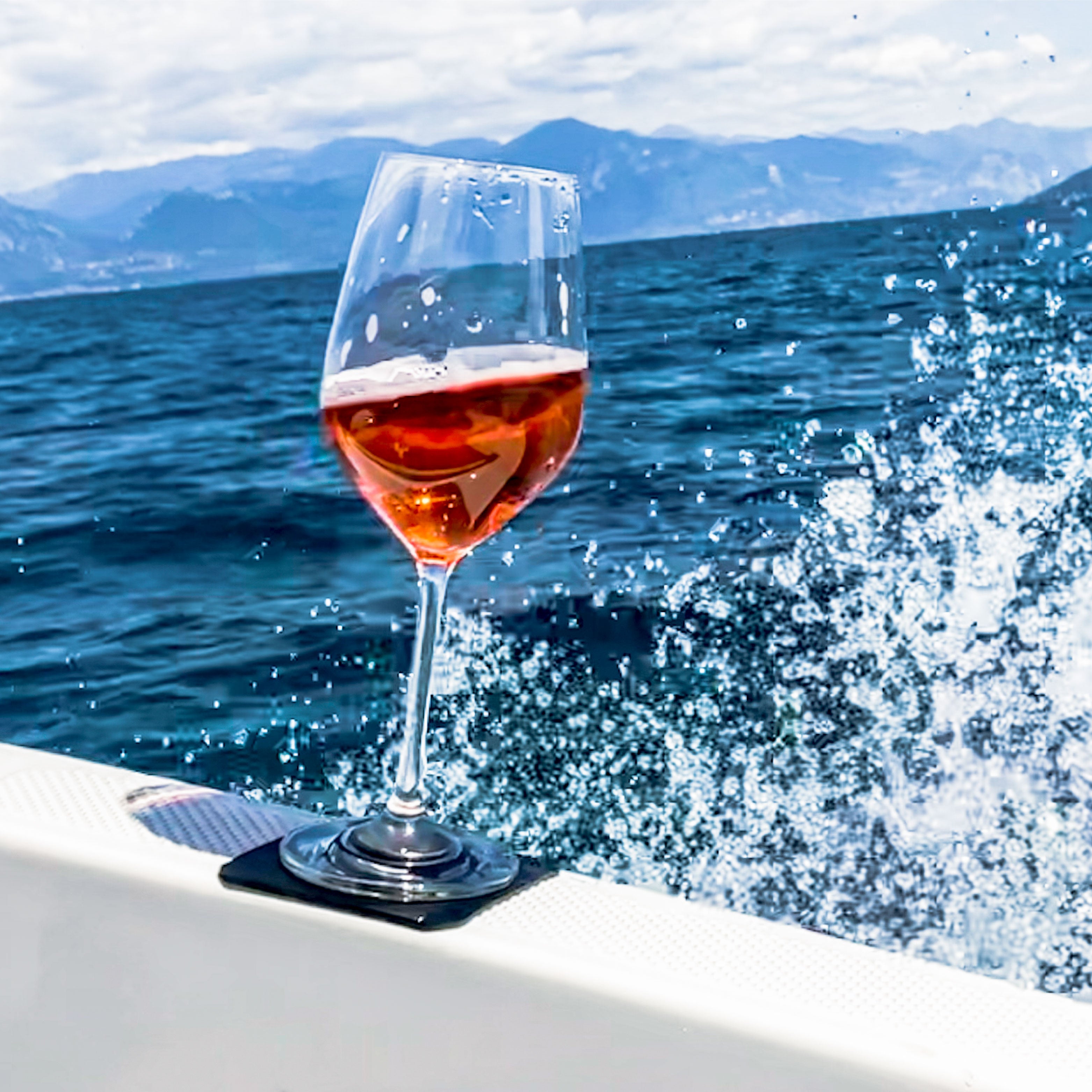 Magnet-Kristallglas Wein auf Pad auf einem Boot während der Fahrt