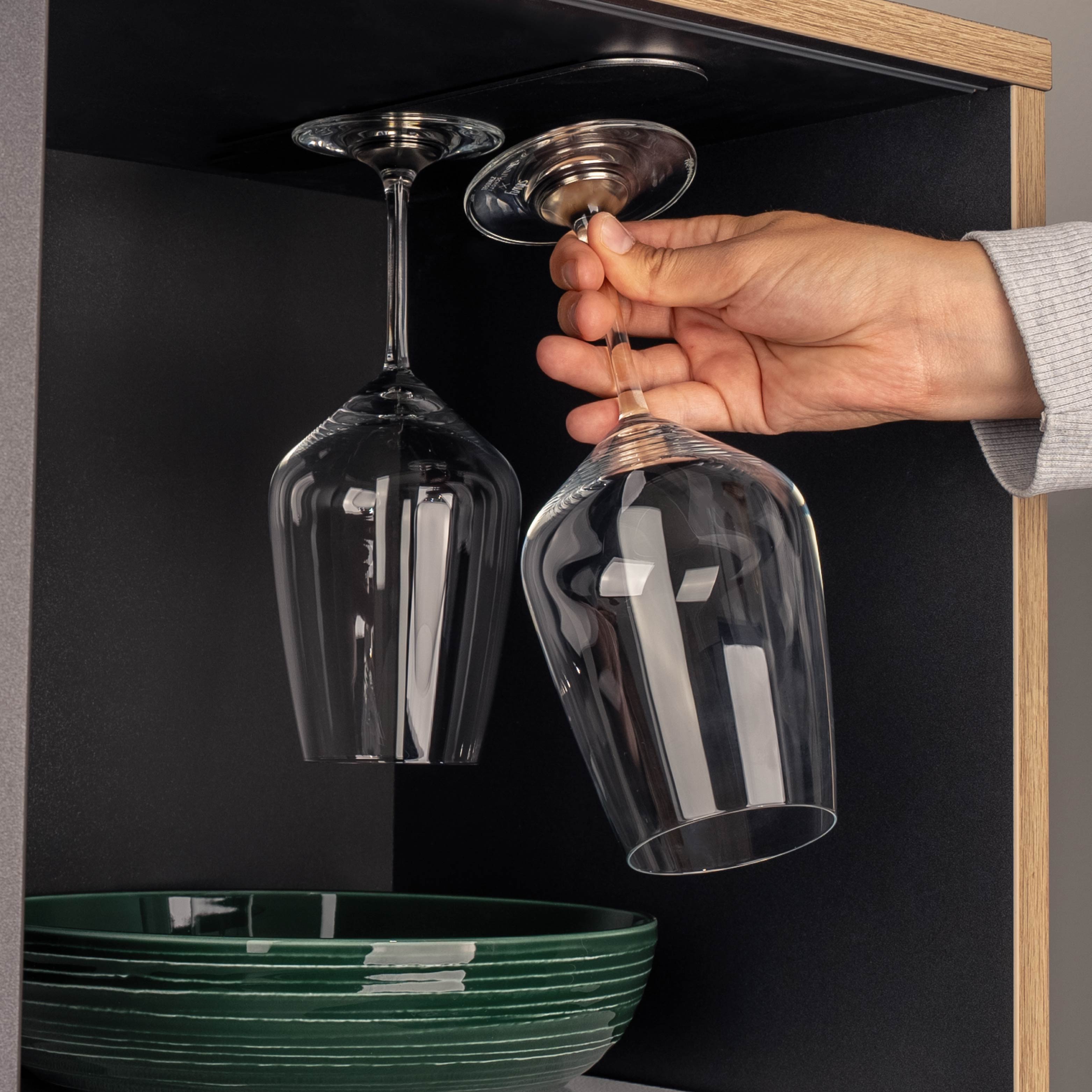 Magnet-Kristallgläser Wein hängend an Metall-Leiste in Schrank, am Boden des Regals befindet sich ein Magnet-Teller 