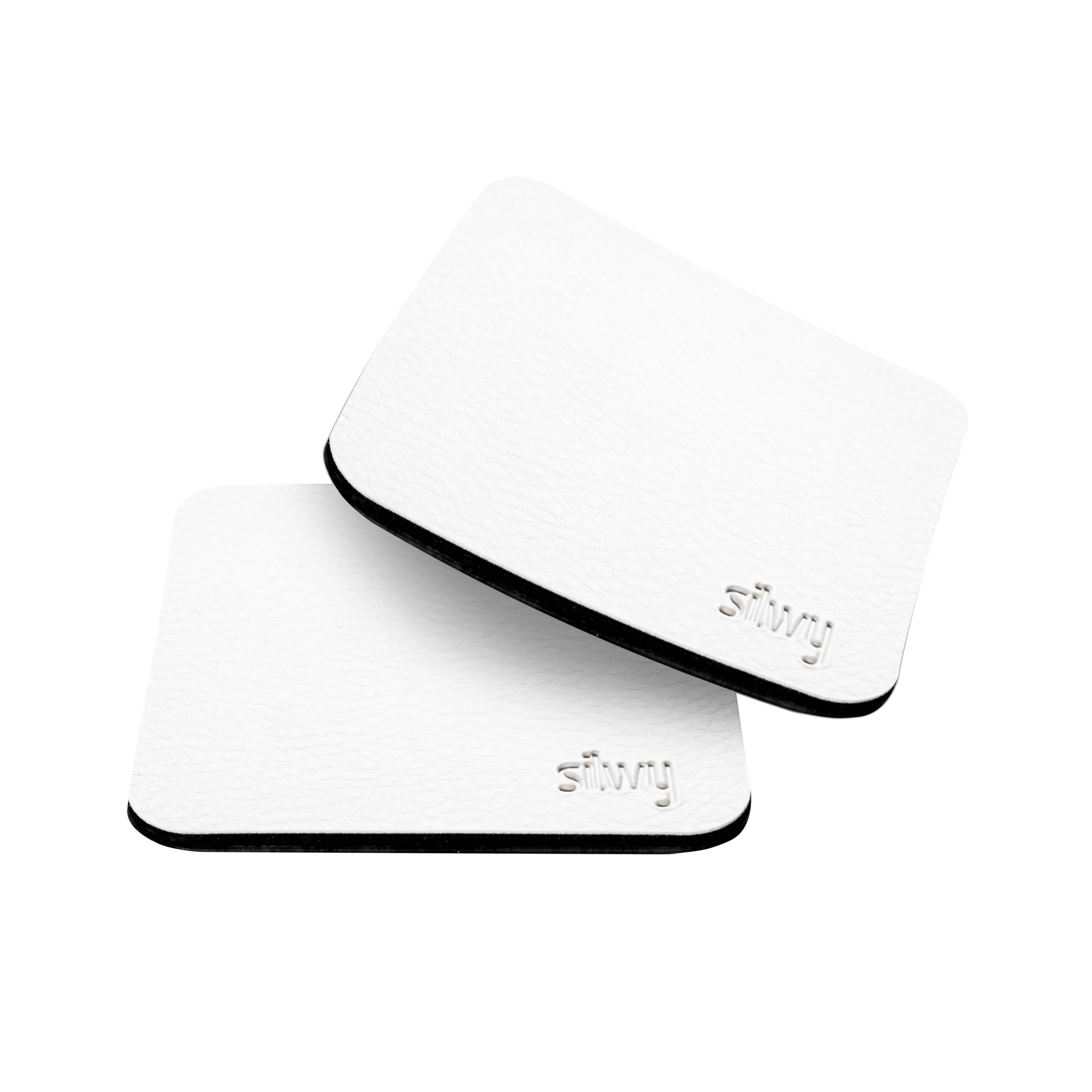 zwei quadratische Metall-Nano-Gel-Pads in weiß