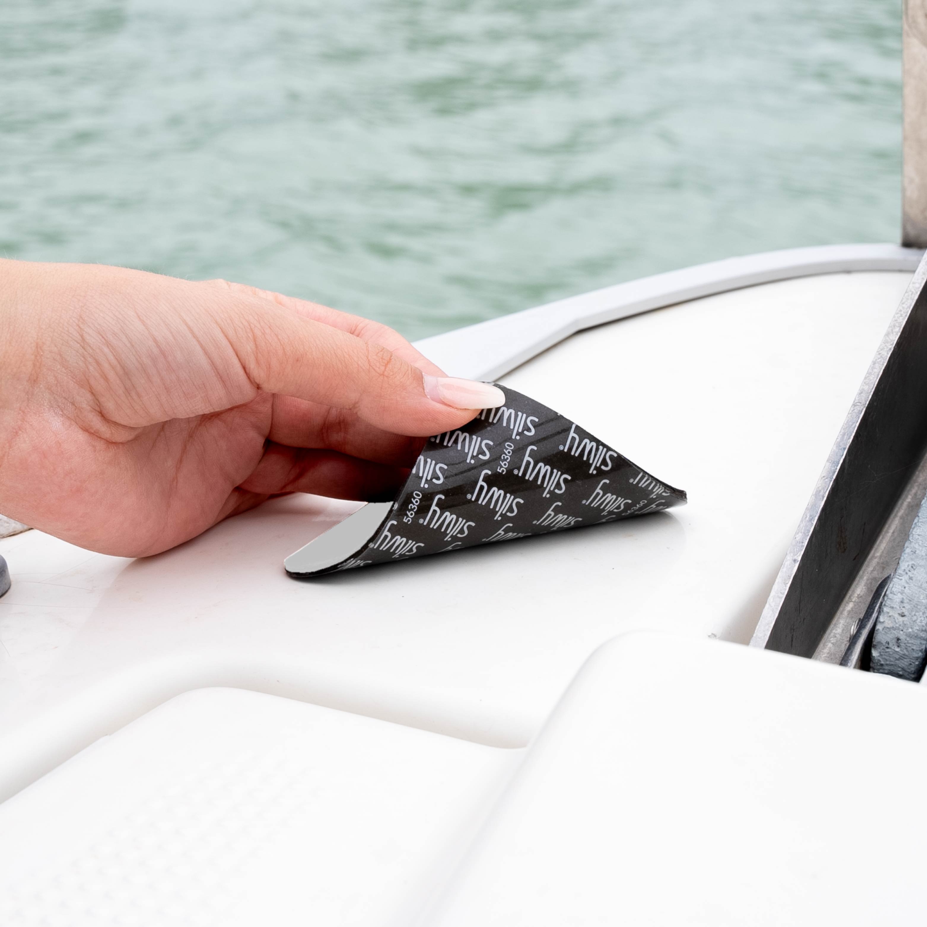 Abziehen von quadratischem Metall-Nano-Gel Pad weiß auf Boot 